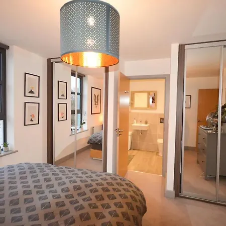 Modern 2 Bedroom Flat In The Stylish Paintworks