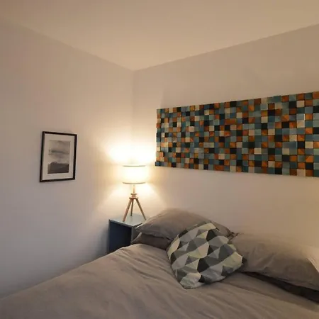 Modern 2 Bedroom Flat In The Stylish Paintworks *