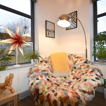 Modern 2 Bedroom Flat In The Stylish Paintworks *