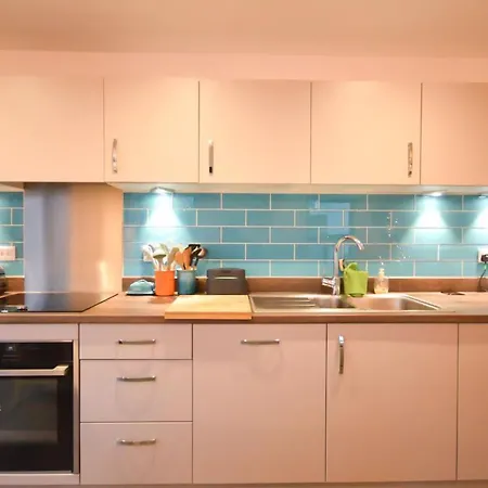 Modern 2 Bedroom Flat In The Stylish Paintworks דירה