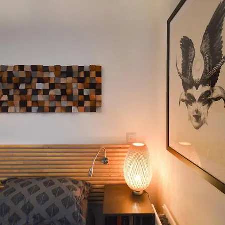 Modern 2 Bedroom Flat In The Stylish Paintworks דירה *