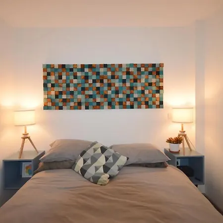 Modern 2 Bedroom Flat In The Stylish Paintworks *
