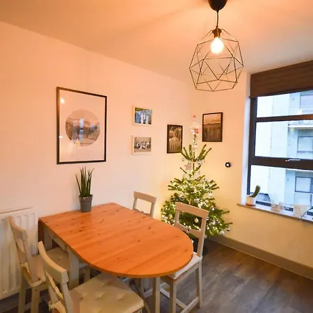 Modern 2 Bedroom Flat In The Stylish Paintworks *
