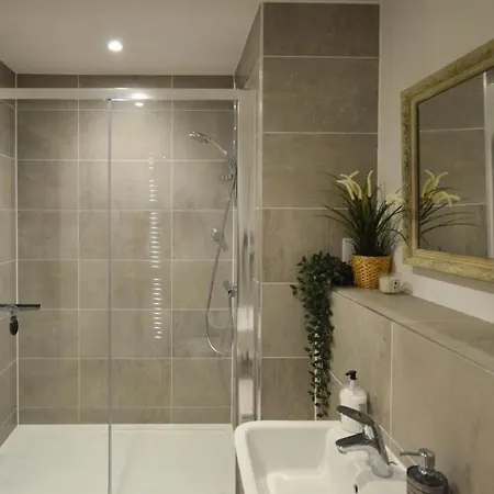 Modern 2 Bedroom Flat In The Stylish Paintworks Apartment